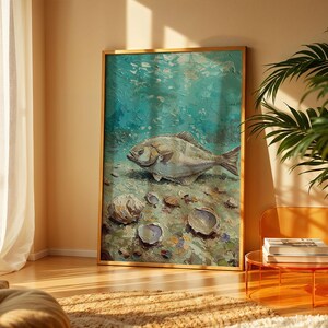Puede incluir: Una impresión de arte mural rectangular enmarcada que presenta una pintura al óleo de un pez nadando sobre un lecho marino arenoso salpicado de varias conchas abiertas. La obra utiliza una paleta de tonos turquesa, azul, beige y marrón.