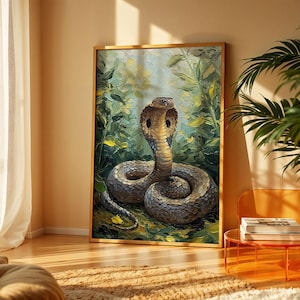 Puede incluir: Un cuadro al óleo rectangular con marco que presenta una representación texturizada al estilo impasto de una cobra con la capucha desplegada. La serpiente está enroscada entre un follaje verde exuberante con toques amarillos.