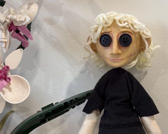 Spezialangefertigte Coraline inspirierte Mini me puppe mit Knopf Augen