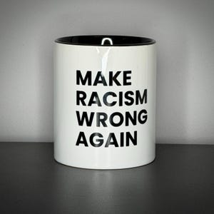 Tasse "Make Racism Wrong Again" – Statement-Mug gegen Rassismus | Geschenk mit Botschaft | Antirassistische Kaffeetasse, Politischer Becher