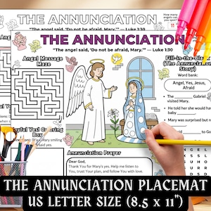 Könnte beinhalten: Eine weiße Tischunterlage mit dem Text "The Annunciation" und Illustrationen von Engeln und biblischen Szenen. Enthält ein Labyrinth, eine Lückengeschichte und eine Malbox. Die Tischunterlage hat das US Letter-Format (21,6 x 27,9 cm).