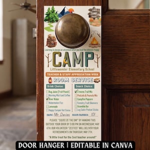 Peut inclure: Un accroche-porte sur le thème du camping, avec des illustrations d'arbres, de montagnes et d'un feu de camp. Le texte indique "CAMP" et "Room Service", avec des options de boissons et de collations. L'accroche-porte est accroché à une porte en bois.