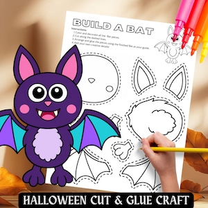 Op de afbeelding: Een printbaar knutselblad met de titel BUILD A BAT, voorzien van instructies en stippellijnen voor het uitknippen van vleermuis-onderdelen. Een afgewerkte, paarse vleermuis met blauwgroene vleugels en roze oren staat naast het sjabloon.