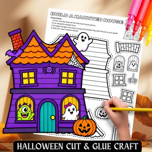 Pode incluir: Uma folha de atividades de artesanato de Halloween para recortar e colar intitulada BUILD A HAUNTED HOUSE. Apresenta uma ilustração colorida de uma casa assombrada roxa com um monstro verde e um fantasma nas janelas, e contornos para recortar.