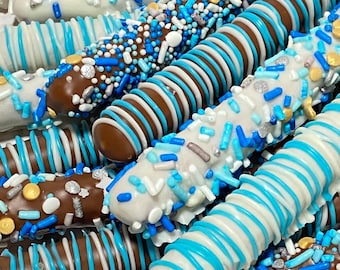 Tiges de bretzels enrobées de chocolat, thème bleu