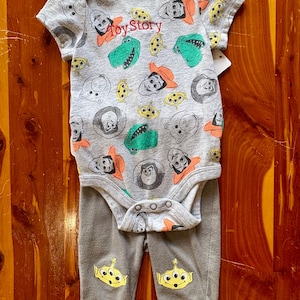 Toy Story Baby Outfit – 3M Disney 2-Piece Set | Embroidered Bodysuit + Pants | Pixar Aliens |  Loving Boy Babyshower Gift | One Of A Kind