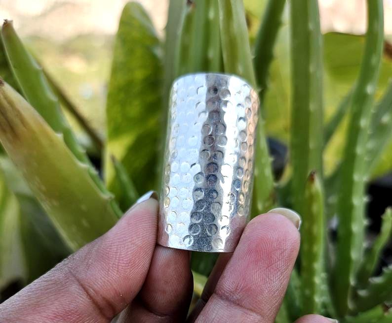 Anillo de escudo de plata esterlina martillada: joyería de armadura bohemia ajustable