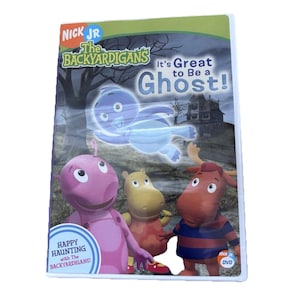 Peut inclure: Un boîtier de DVD pour "Les Backyardigans: C'est génial d'être un fantôme !" présente des personnages de dessins animés et un fantôme lumineux. La couverture comprend le logo Nick Jr. et la phrase "Happy Haunting with The Backyardigans!"