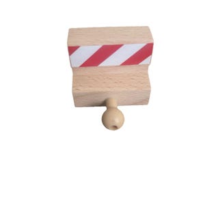 Könnte beinhalten: Ein Set aus drei Keramikbechern mit gesprenkelter, matter Oberfläche. Die Becher sind in den Farbtönen Creme, Hellgrau und Dunkelgrau gehalten. Jeder Becher hat ein schlichtes, minimalistisches Design und einen abgerundeten Henkel.