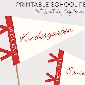 Peut inclure: Deux fanions triangulaires sur des bâtons en bois, de couleur blanche avec des bandes verticales rouges et du texte rouge. Le plus grand fanion indique "FIRST DAY OF" et "Kindergarten", le plus petit "FIRST DAY OF" et "Senior Year". Le texte au-dessus indique "PRINTABLE SCHOOL PENNANTS first & last day flags for all grades" et en dessous "INSTANT DOWNLOAD."