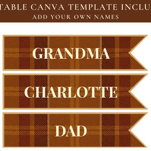 Puede incluir: Tres etiquetas rectangulares en forma de estandarte con un patrón de cuadros marrones y bordes color crema. El texto dice GRANDMA, CHARLOTTE y DAD en letras mayúsculas blancas. El texto superior dice EDITABLE CANVA TEMPLATE INCLUDED ADD YOUR OWN NAMES.