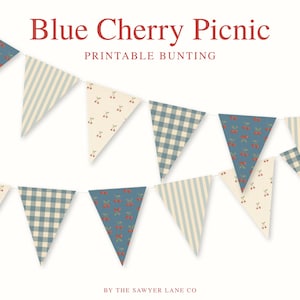 Peut inclure: Une guirlande de fanions imprimable avec des drapeaux triangulaires alternés. Les drapeaux présentent des motifs de cerises bleues, de rayures bleues et blanches et de vichy bleu sur fond crème. Le texte "Blue Cherry Picnic" et "Printable Bunting" est affiché en rouge.