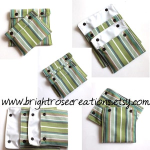 Könnte beinhalten: Satz mit drei Stofftaschen in grün, braun und weiß gestreiftem Muster mit weißem Futter und schwarzen Druckknöpfen. Die Taschen sind übereinander gestapelt. Die Taschen sind auf dem Bild in verschiedenen Konfigurationen dargestellt. Das Bild enthält auch den Text "www.brightrosecreations.etsy.com".
