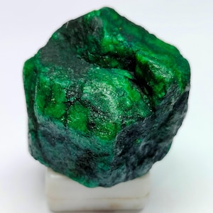 Natural Green Emerald Rough Loose Gemstone Green Emerald Rough Gemstone K88