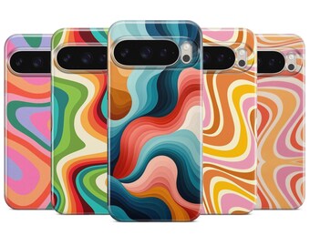 Puede incluir: Cinco fundas para teléfono con diseños retro coloridos y ondulados. Las fundas presentan una variedad de patrones en tonos rosa, verde, naranja, azul y amarillo. Cada funda tiene un recorte para la cámara y un acabado brillante.