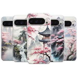 Peut inclure: Cinq coques de téléphone avec un motif de paysage japonais. Chaque coque présente une scène différente avec une pagode, des fleurs de cerisier, des montagnes et une cascade. La palette de couleurs comprend le rose, le gris et le blanc.