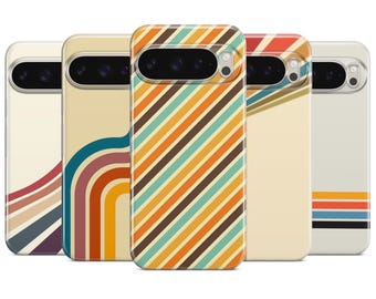 Könnte beinhalten: Fünf Handyhüllen mit Retro-Designs. Die Hüllen weisen eine Vielzahl von Mustern auf, darunter diagonale Streifen, gebogene Linien und gerade Linien in Orange-, Braun-, Türkis- und Cremetönen. Die Hüllen haben einen Kameraausschnitt.