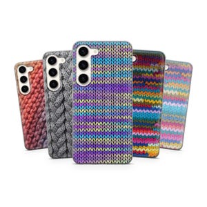 Puede incluir: Una colección de cinco fundas para teléfono con varios diseños inspirados en el punto. Las fundas presentan texturas y colores como el rojo, el gris, el morado, el arcoíris y el azul. Cada funda tiene un recorte para la cámara.