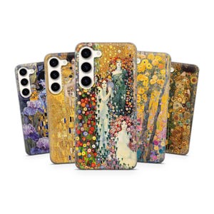 Op de afbeelding: Een verzameling van vijf telefoonhoesjes met kunstwerken van Gustav Klimt. De hoesjes tonen levendige kleuren en ingewikkelde details, met bloemen- en figuratieve ontwerpen. De hoesjes zijn ontworpen voor verschillende telefoonmodellen.