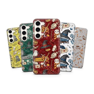 Peut inclure: Plusieurs coques de téléphone avec des motifs répétés d'imagerie d'école de sorcellerie. Les coques présentent des hiboux, des chapeaux, des écharpes et des livres. Les coques sont dans des tons de rouge, vert, jaune et gris.