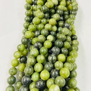 AAA天然グリーン翡翠ビーズ：滑らかに磨かれた宝石、ジュエリー作り