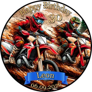 Può includere: Un grafico circolare con due piloti di motocross su moto rosse che sollevano polvere. Il testo recita Happy Birthday 30 in alto, Leon su un nastro blu al centro e la data 06.09.2026 in basso con un carattere di colore dorato.
