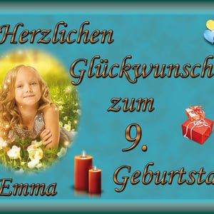 Puede incluir: Tarjeta de cumpleaños con fondo turquesa. La tarjeta presenta una foto de una niña en un campo de flores. El texto dice "Herzlichen Glückwunsch zum 9. Geburtstag Emma" con globos y regalos.