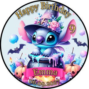 Op de afbeelding: Een ronde afbeelding met een blauw alien-figuur met een paarse heksenhoed versierd met bloemen. Het figuur zit in een zwarte ketel met kleurrijke vloeistof. De tekst bevat Happy Birthday, 9, Emma en de datum 06.09.2027, met vleermuizen en pompoenen.