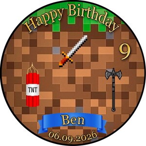 Può includere: Grafica di compleanno circolare con spada, ascia e TNT pixelati. Le parole "Happy Birthday" sono in alto, con il numero "9" e il nome "Ben" su uno striscione blu. È inclusa anche la data "06.09.2026".