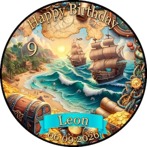 Può includere: Una decorazione circolare commestibile per torta a tema pirati, con due navi su un oceano turchese, una spiaggia sabbiosa con palme, un forziere, monete d'oro, la scritta Happy Birthday, il numero 9, il nome Leon e la data 06.09.2026.