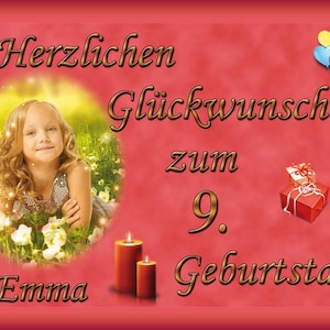 Puede incluir: Tarjeta de cumpleaños con fondo rojo y texto dorado que dice "Herzlichen Glückwunsch zum 9. Geburtstag Emma". La tarjeta presenta una foto de una niña, globos, velas y un regalo.