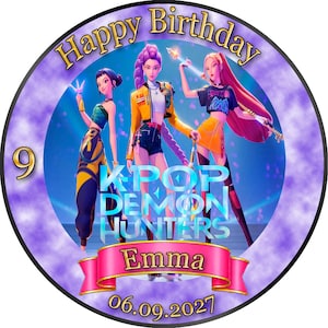 Könnte beinhalten: Ein runder Tortenaufleger mit drei animierten Figuren in modischer Kleidung, dem Text Happy Birthday, K-POP DEMON HUNTERS, Emma und dem Datum 06.09.2027. Der Hintergrund ist leuchtend violett mit einer großen Ziffer 9 auf der linken Seite.