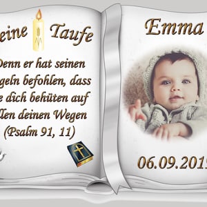 Könnte beinhalten: Eine Taufanzeige in Form eines offenen Buches. Die linke Seite zeigt deutschen Text, eine Kerze, eine Taube und eine Bibel. Die rechte Seite enthält ein Babyfoto, den Namen Emma und das Datum 06.09.2019.