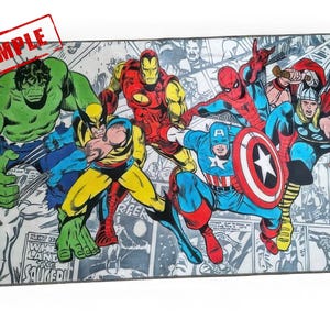 Może przedstawiać: Prostokątny dywan z komiksowym wzorem przedstawiającym kilku superbohater&oacute;w Marvela, w tym Hulka, Wolverine'a, Iron Mana, Spider-Mana, Kapitan Amerykę i Thora. Słowo "SAMPLE" jest odbite na czerwono w lewym g&oacute;rnym rogu.