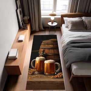 Peut inclure: Tapis rectangulaire représentant un tonneau de bière et deux chopes de bière avec des têtes mousseuses. Les chopes sont posées sur une surface en bois avec des grains éparpillés. Le tonneau a un robinet et est fait de douves en bois.
