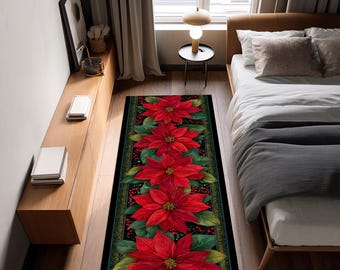 Op de afbeelding: Een rechthoekig loperkleed met een poinsettia bloemenontwerp. Het kleed toont grote rode poinsettia bloemen met groene bladeren op een zwarte achtergrond. De rand heeft een goud-groen patroon, wat een feestelijke touch aan het decor toevoegt.