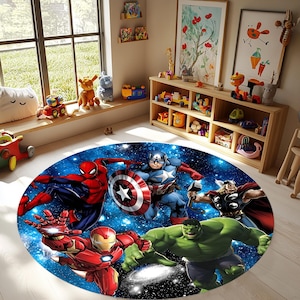 Może przedstawiać: Okrągły dywan do pokoju dziecięcego z superbohaterami Marvela: Spider-Manem, Kapitanem Ameryką, Iron Manem, Hulkiem i Thorem na niebieskim tle kosmicznym. Kolorowa i dynamiczna ilustracja.