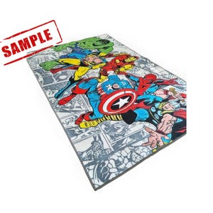 Może przedstawiać: Prostokątny dywan z motywem komiks&oacute;w Marvela z Kapitanem Ameryką, Hulkiem, Thorem, Iron Manem i Spider-Manem. Dywan ma szaro-białe tło z paneli komiksowych ze słowem "SAMPLE" w czerwonym prostokącie.