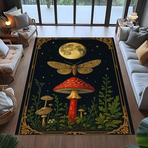 Könnte beinhalten: Ein großer, rechteckiger Teppich mit dunkelblauem Hintergrund und einem skurrilen Design. Der Teppich zeigt eine große Motte, einen roten Pilz, einen Vollmond und verschiedene Pflanzen. Der Rand ist goldfarben mit aufwendigen Details.