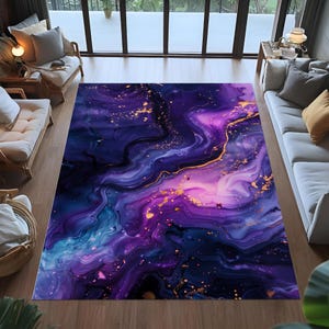 Può includere: Un tappeto rettangolare con un design astratto nei toni del viola, blu e oro. Il motivo ricorda una galassia o una nebulosa. Il tappeto è posato su un pavimento in legno. Il design del tappeto aggiunge un tocco di stile artistico a qualsiasi stanza.