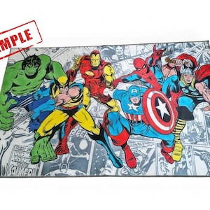 Może przedstawiać: Prostokątny dywan z komiksowymi ilustracjami superbohater&oacute;w Marvela, w tym Hulka, Iron Mana, Spider-Mana, Kapitan Ameryki i Thora. Dywan ma białe tło z panelami komiksowymi i słowem "SAMPLE" w czerwonym stemplu.