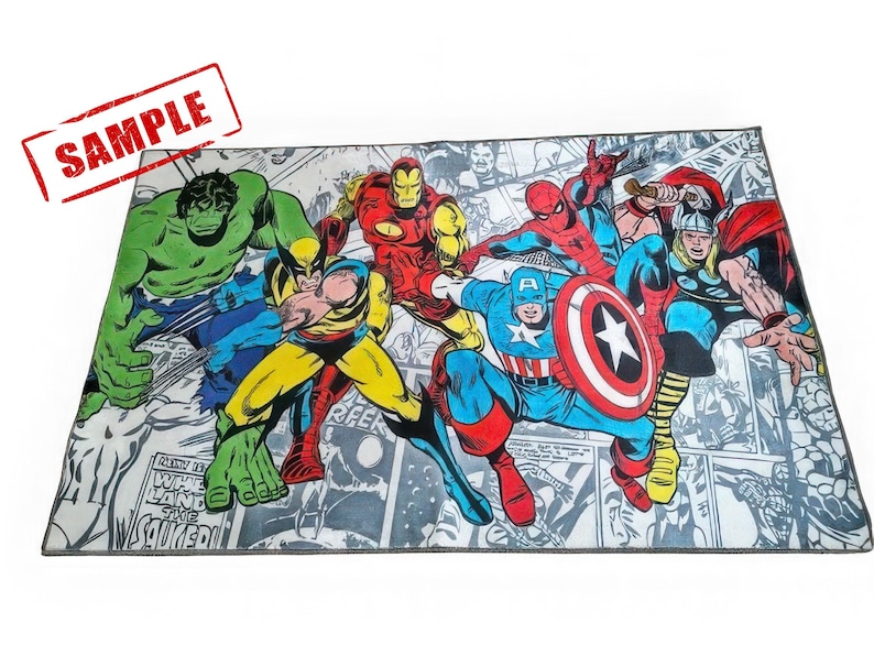 Może przedstawiać: Prostokątny dywan z komiksowymi ilustracjami superbohater&oacute;w Marvela, w tym Hulka, Iron Mana, Spider-Mana, Kapitan Ameryki i Thora. Dywan ma białe tło z panelami komiksowymi i słowem "SAMPLE" w czerwonym stemplu.