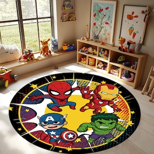 Könnte beinhalten: Runder Teppich mit Comic-Design, der Spider-Man, Iron Man, Captain America und Hulk zeigt. Der Teppich hat einen schwarzen Rand, einen gelben Mittelteil und Sternakzente. Der Durchmesser des Teppichs beträgt ca. 150 cm.