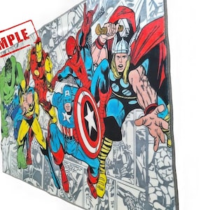 Może przedstawiać: Prostokątny nadruk w stylu komiksowym przedstawiający kilku superbohater&oacute;w Marvela, w tym Kapitana Amerykę, Spider-Mana i Thora. Nadruk ma białe tło z czerwonym stemplem "SAMPLE" w lewym g&oacute;rnym rogu.