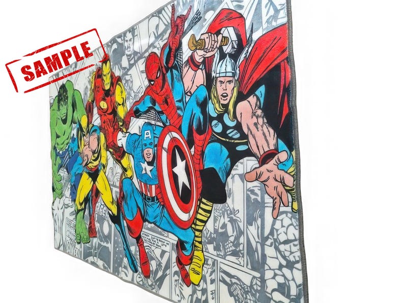 Może przedstawiać: Prostokątny nadruk w stylu komiksowym przedstawiający kilku superbohater&oacute;w Marvela, w tym Kapitana Amerykę, Spider-Mana i Thora. Nadruk ma białe tło z czerwonym stemplem "SAMPLE" w lewym g&oacute;rnym rogu.