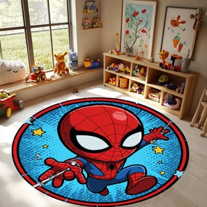 Może przedstawiać: Okrągły dywan Spider-Man z kreskówkowym wizerunkiem superbohatera. Dywan ma czerwoną i niebieską kolorystykę z niebieskim tłem i czerwoną obwódką. Projekt zawiera gwiazdy i detale pajęczyny.