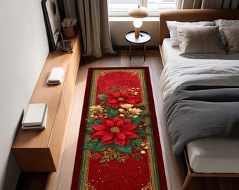 Op de afbeelding: Een rechthoekig rood tapijt met een bloemmotief met grote rode poinsettia's, groene bladeren en gouden accenten. Het tapijt heeft een gouden rand met sierlijke hoekontwerpen. Het tapijt is geplaatst in een slaapkamer.