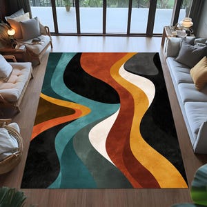 Può includere: Un grande tappeto con un design astratto. Il tappeto presenta linee curve e fluide nelle tonalità di nero, verde acqua, arancione, marrone, bianco e giallo. Il tappeto è posato su un pavimento in legno.