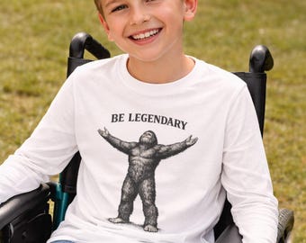 Camiseta de manga larga juvenil "Sé legendario Sasquatch" / Ilustración de Bigfoot, diseño retro de bosque.