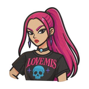Peut inclure: Un écusson brodé représentant un personnage aux longs cheveux rose vif en queue de cheval haute, portant un t-shirt noir avec le texte LOVEMIS en lettres roses au-dessus d'un crâne bleu clair, un ras-du-cou noir avec une gemme bleue et des boucles d'oreilles violettes.